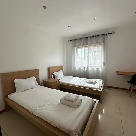 House With Pool And 4 Bedrooms בית נופש *